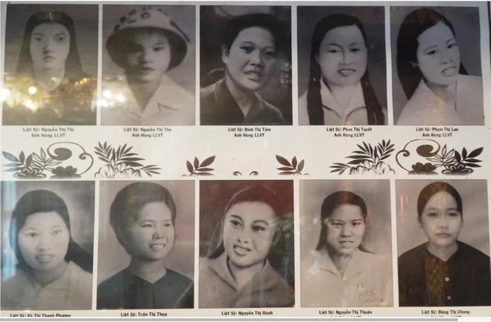 Trao tặng di ảnh của 10 nữ anh hùng liệt sĩ dân quân Lam Hạ cho Bảo tàng Phụ nữ Việt Nam
