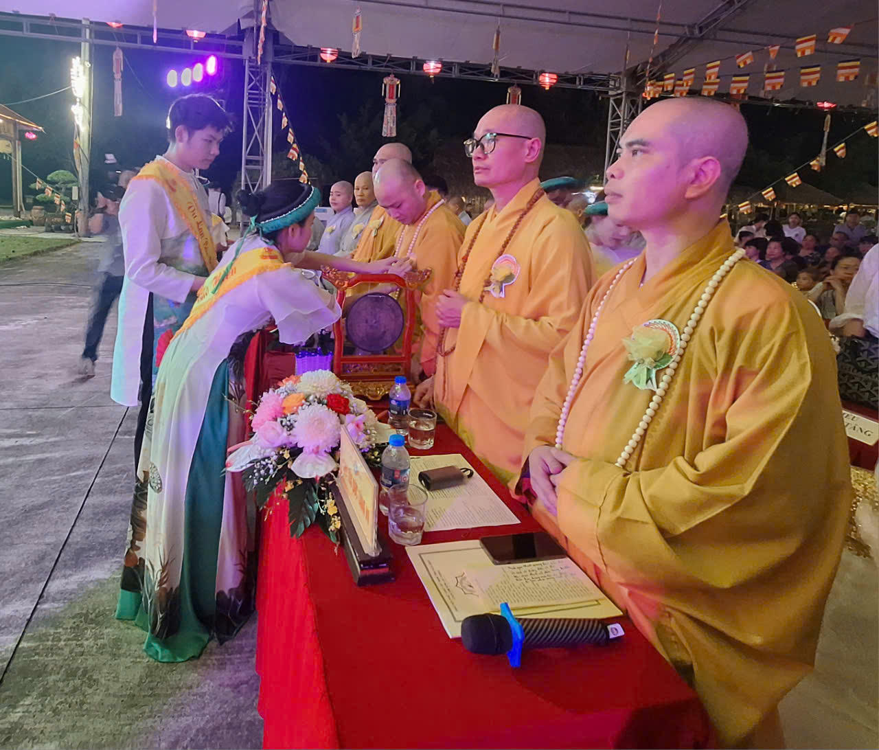 Bông hồng cài áo mùa hiếu hạnh 