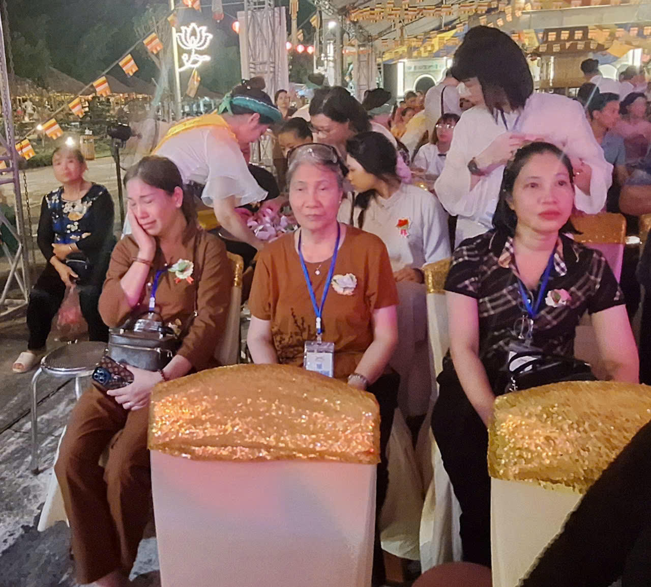 Bông hồng cài áo mùa hiếu hạnh 