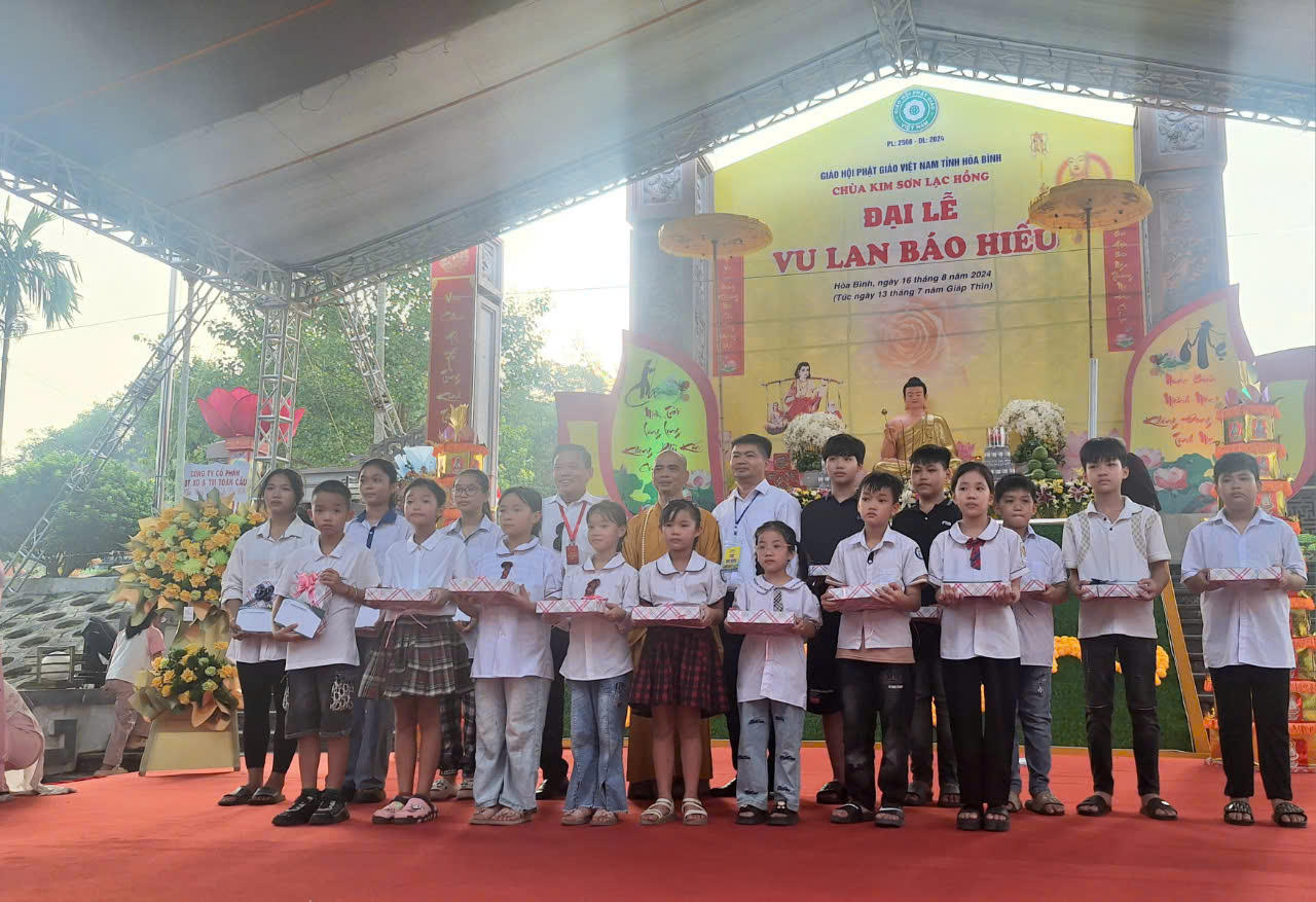 Bông hồng cài áo mùa hiếu hạnh 