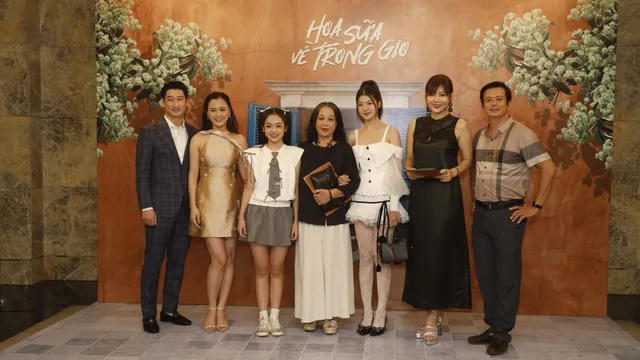 “Hoa sữa về trong gió” buồn vui trong mỗi nếp nhà