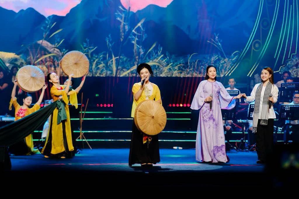 'Việt Nam giang sơn gấm vóc' - tỏa sáng tình người trong gian khó!