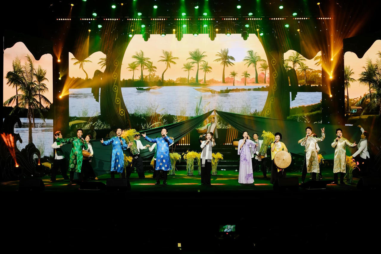 'Việt Nam giang sơn gấm vóc' - tỏa sáng tình người trong gian khó!