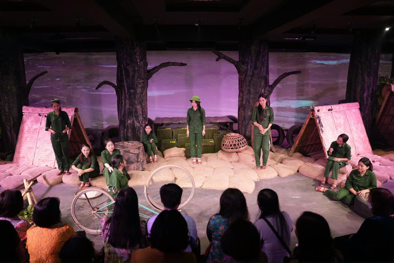 Câu chuyện xúc động của 10 cô gái Đồng Lộc được khắc họa qua cuốn sách song ngữ