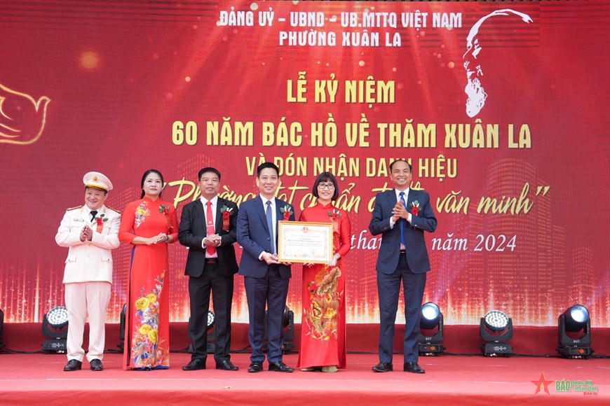 Xuân La nhận danh hiệu 'Phường đạt chuẩn Đô thị văn minh'