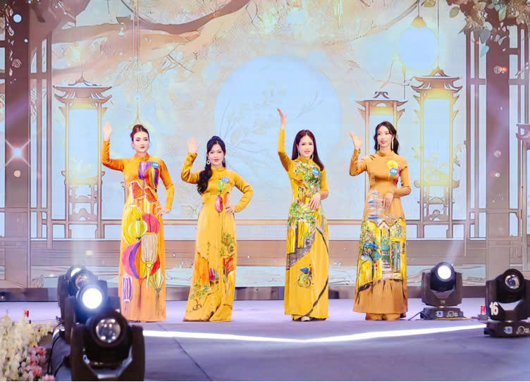 Các thí sinh với trang phục dân tộc tại bán kết 'Hoa hậu Thương hiệu Việt Nam 2024'