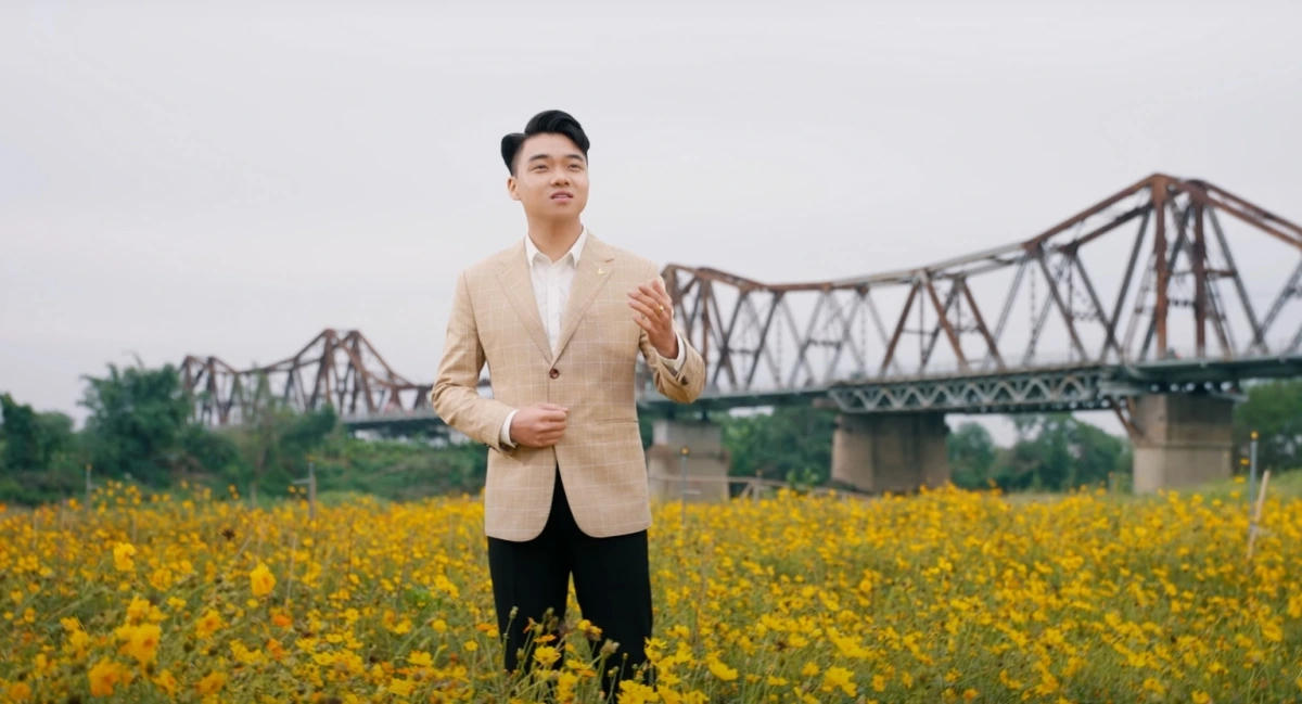 Á quân Giọng hát hay Hà Nội 2024 Đinh Xuân Đạt say đắm vẻ đẹp Hà Nội