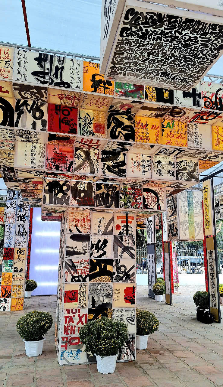 Hàng trăm bức thư pháp Hán Nôm và Quốc ngữ tại “Hội chữ Xuân Ất Tỵ 2025”