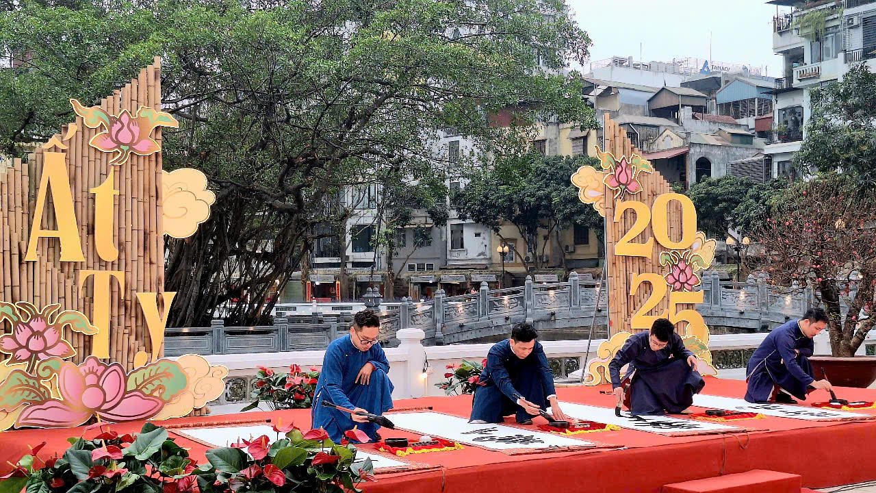 Hàng trăm bức thư pháp Hán Nôm và Quốc ngữ tại “Hội chữ Xuân Ất Tỵ 2025”