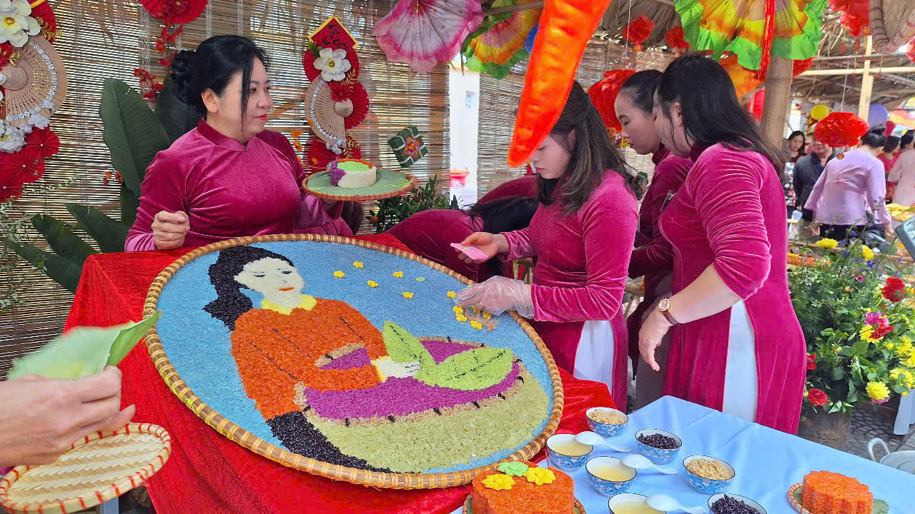 Những bức tranh tuyệt đẹp được khắc lên từ xôi Phú Thượng