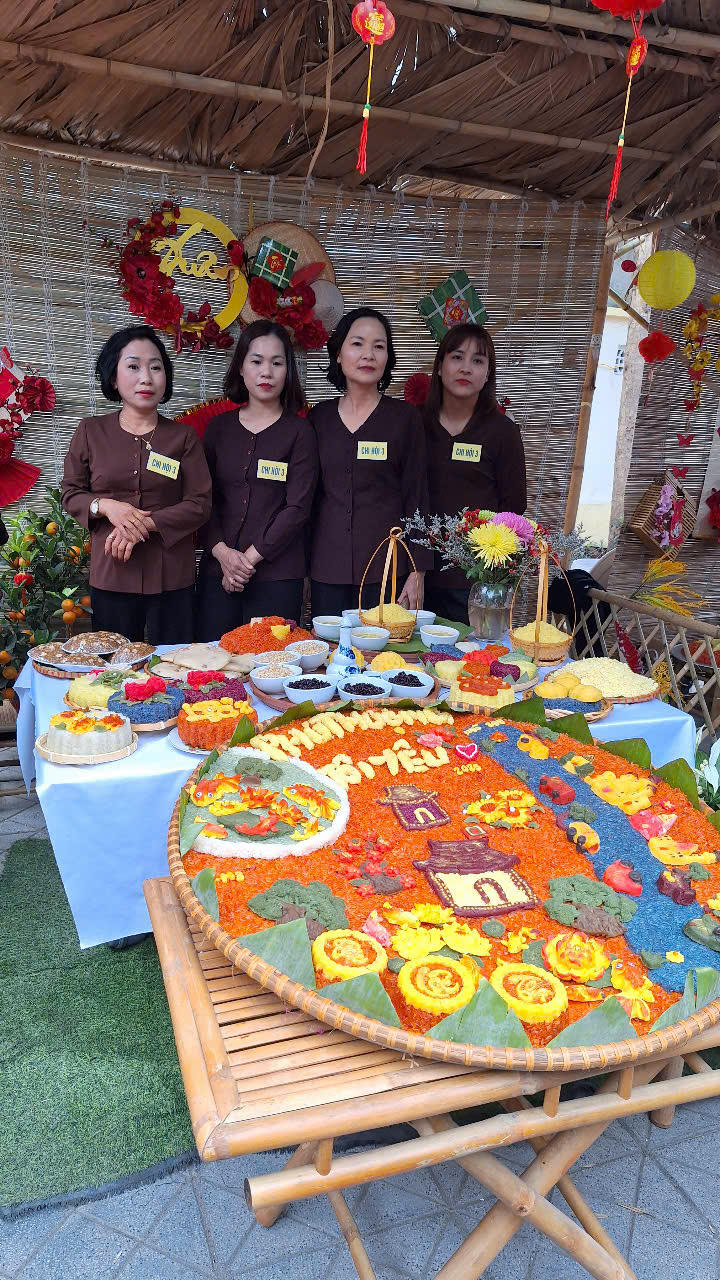 Những bức tranh tuyệt đẹp được khắc lên từ xôi Phú Thượng