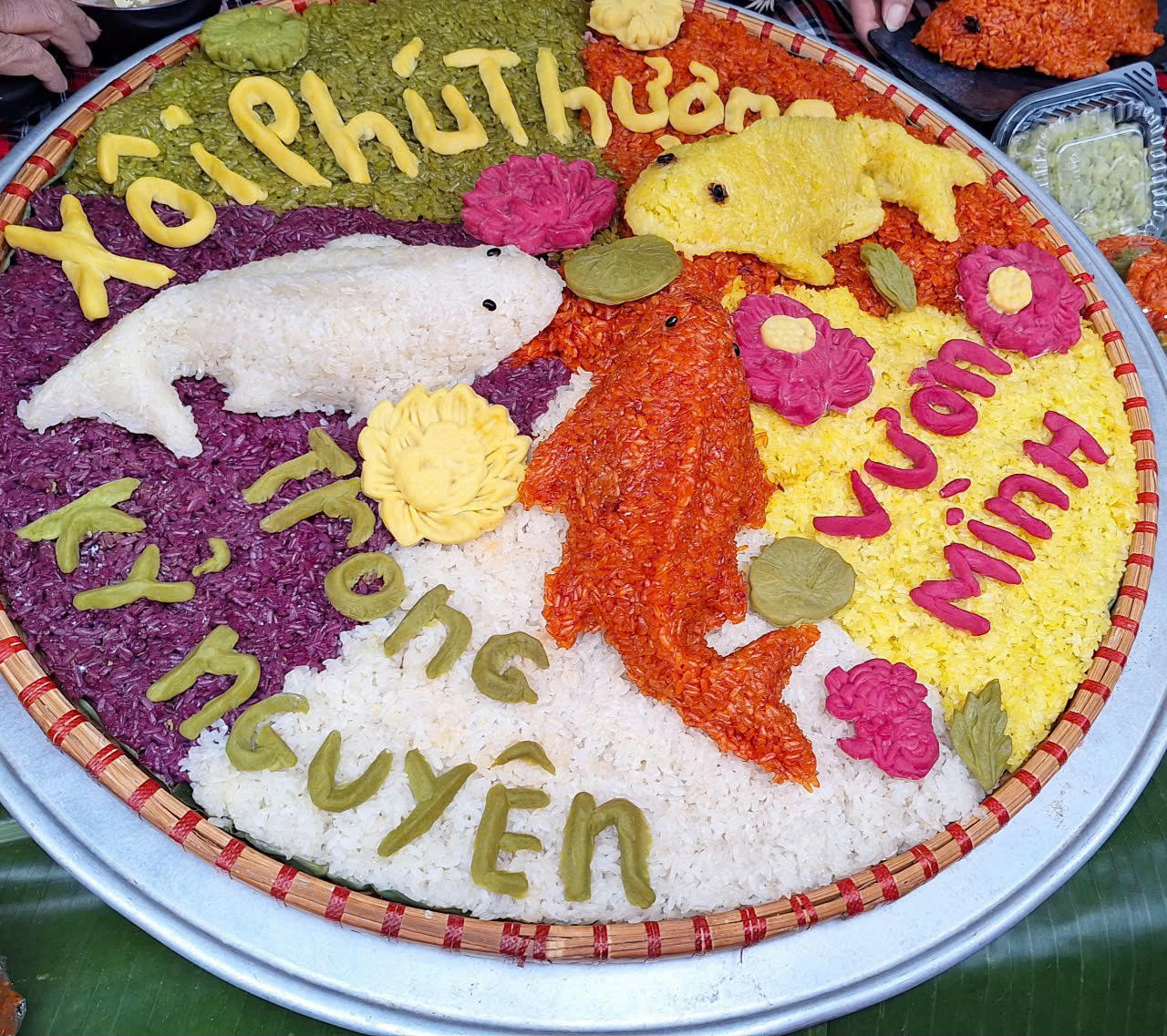 Những bức tranh tuyệt đẹp được khắc lên từ xôi Phú Thượng