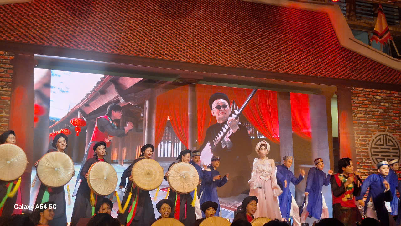 Ấn tượng cụ bà gần 90 tuổi trong MV “Bắc Bling” của Hoà Minzy