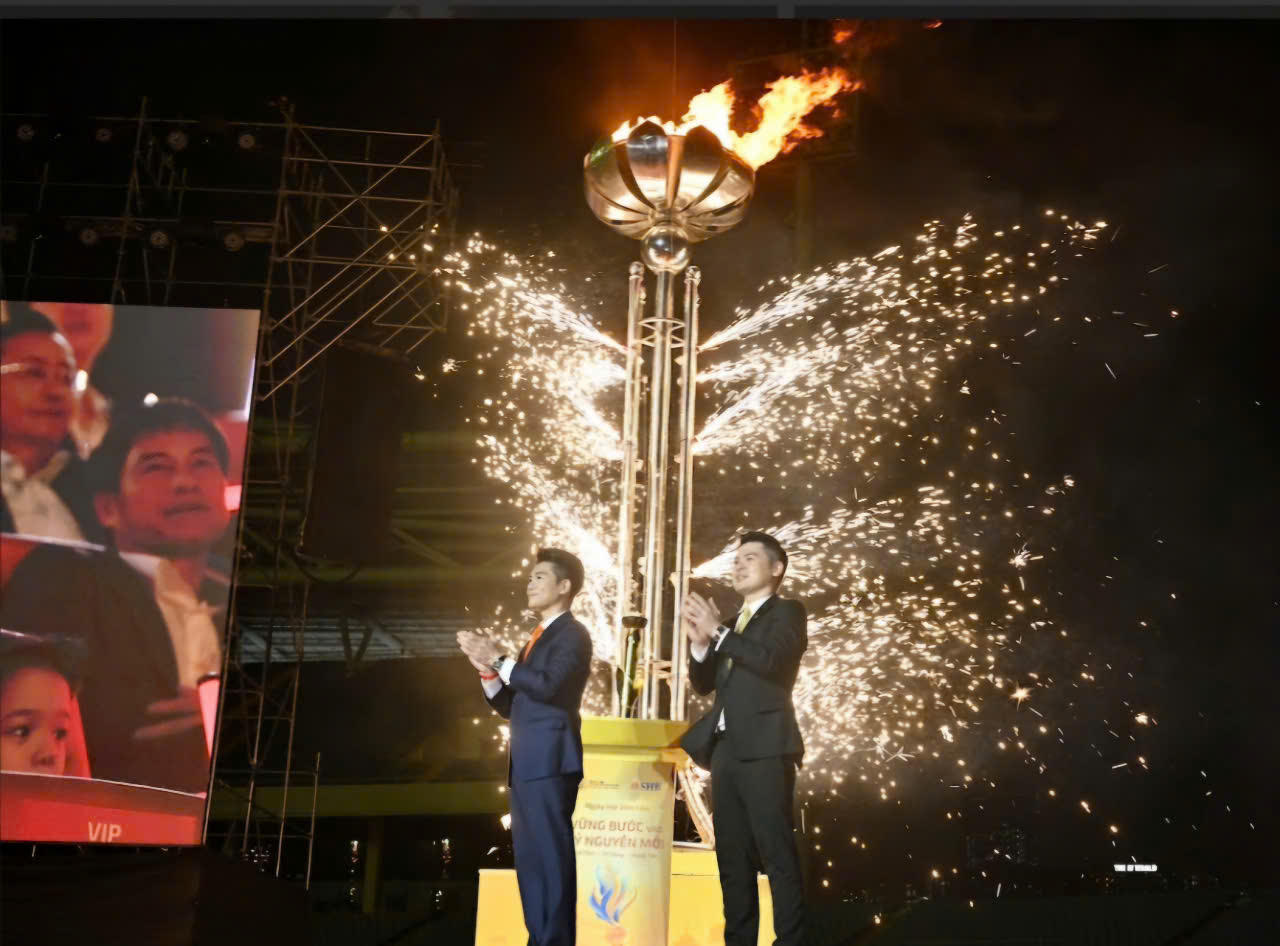 Gia đình nhạc sĩ Văn Cao xúc động hát Quốc ca cùng 15.000 người