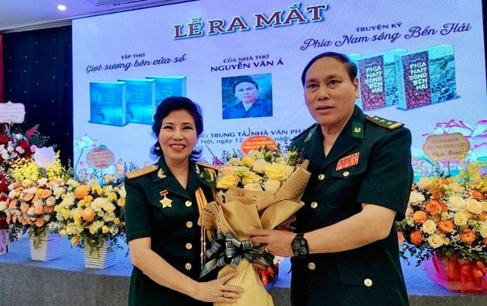 Xúc cảm truyện ký về kháng chiến 'Phía Nam sông Bến Hải' và tập thơ 'Giọt sương bên cửa sổ'