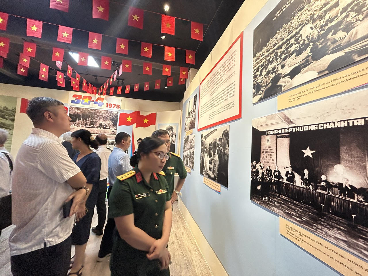 Gần 150 tài liệu hiện vật trong trưng bày chuyên đề 'Non sông liền một dải'