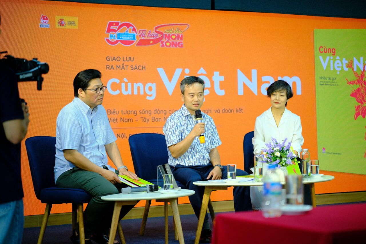 Ra mắt 'Cùng Việt Nam' - tuyển tập thơ của các nhà thơ Tây Ban Nha