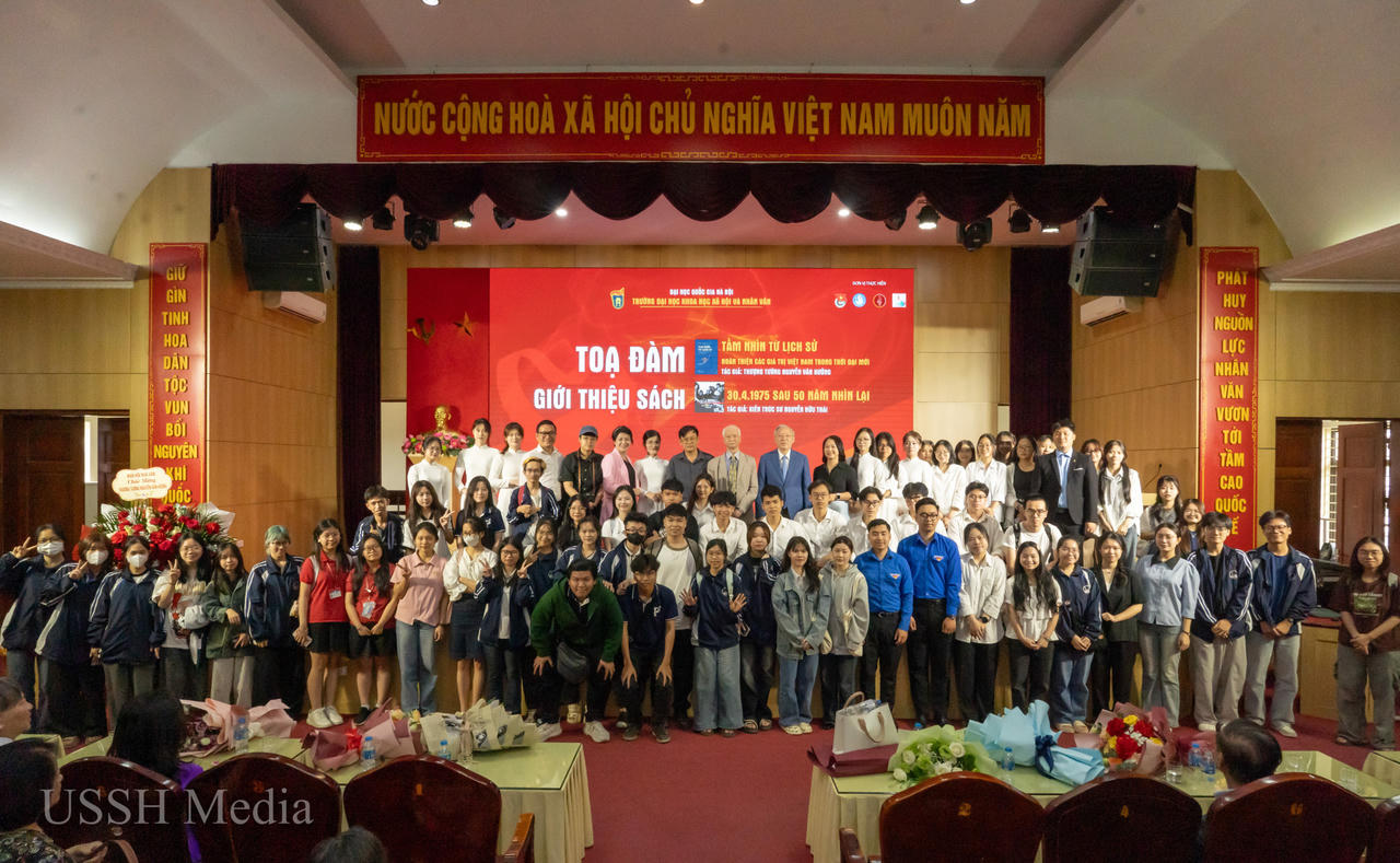 Triển lãm ảnh và tọa đàm giới thiệu sách ghi lại khoảnh khắc lịch sử hào hùng