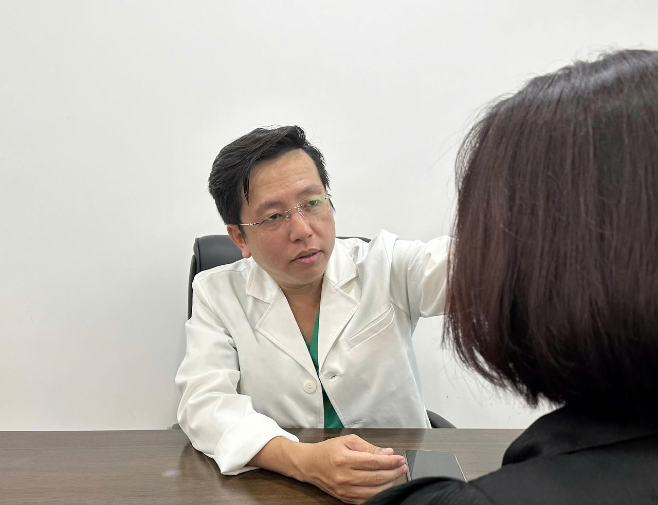 Chuyên gia chia sẻ 4 cách giúp chị em tránh khỏi những tai biến sau khi làm đẹp mắt