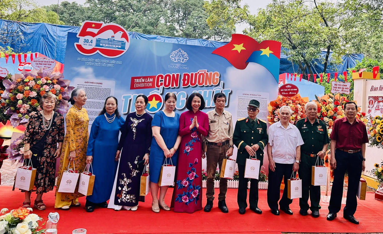 Trưng bày hơn 200 tài liệu, hình ảnh quý tại 'Con đường thống nhất'