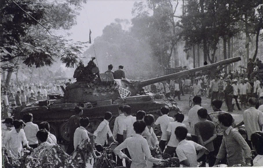 Nhà báo Đinh Quang Thành và nhà báo Trần Mai Hưởng trao tặng những tấm ảnh quý