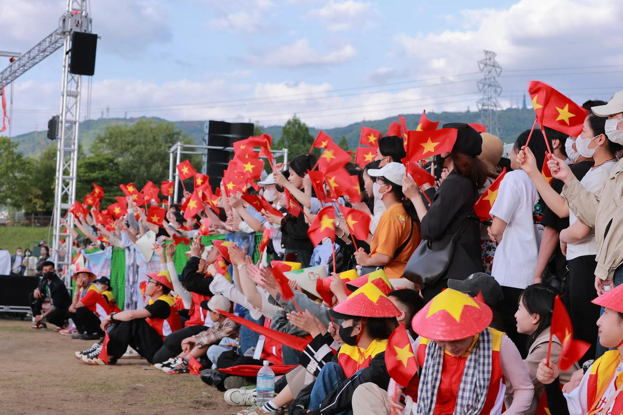 Ca sĩ Tùng Dương xúc động hát Quốc ca tại Nhật Bản