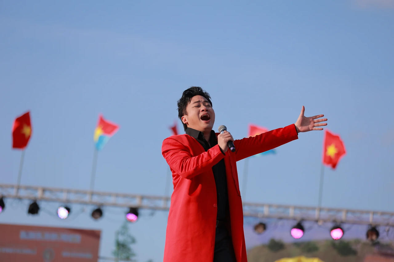 Ca sĩ Tùng Dương xúc động hát Quốc ca tại Nhật Bản