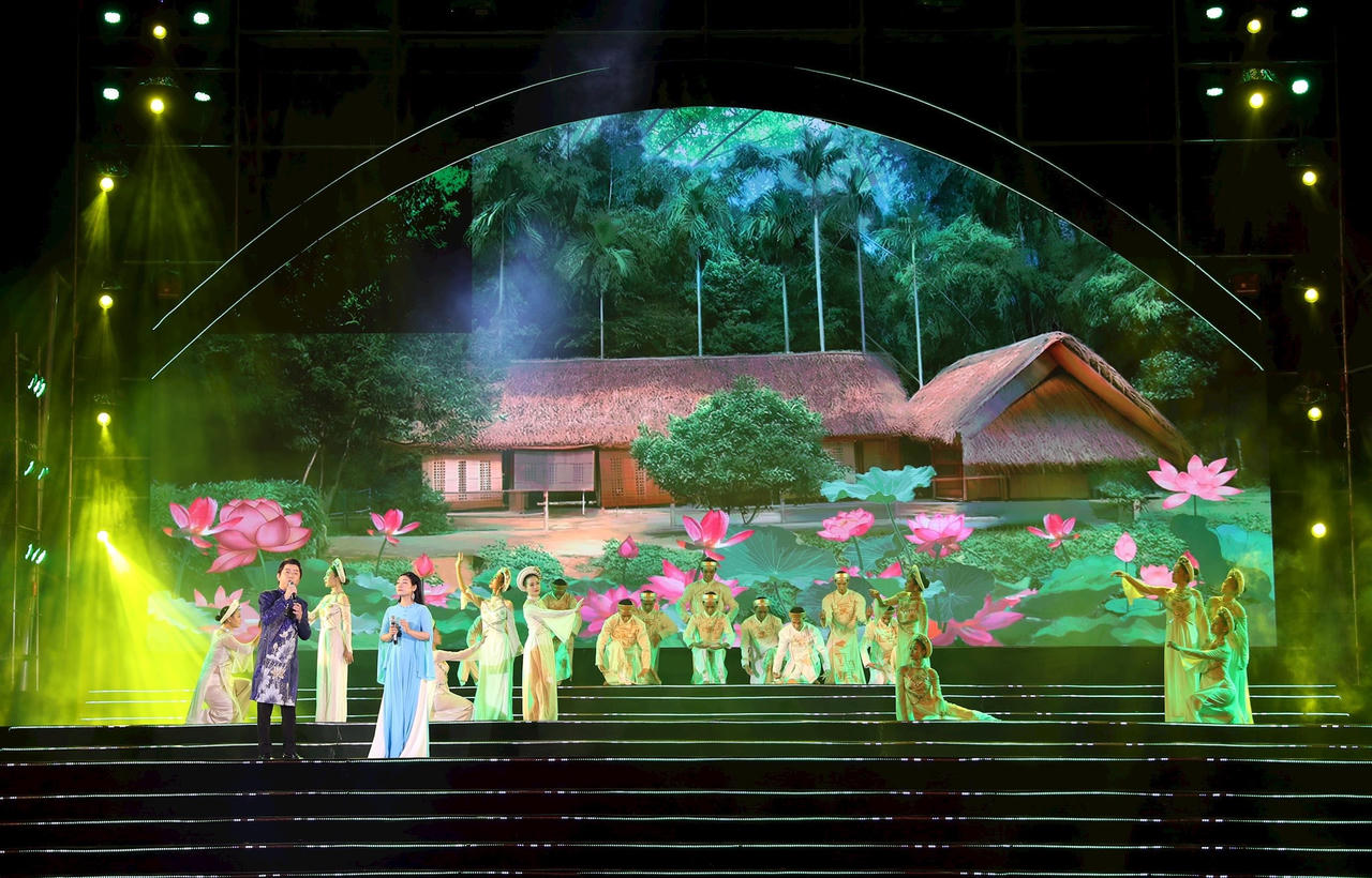 Sắp khánh thành Tượng đài Bác Hồ về thăm quê tại Làng Sen