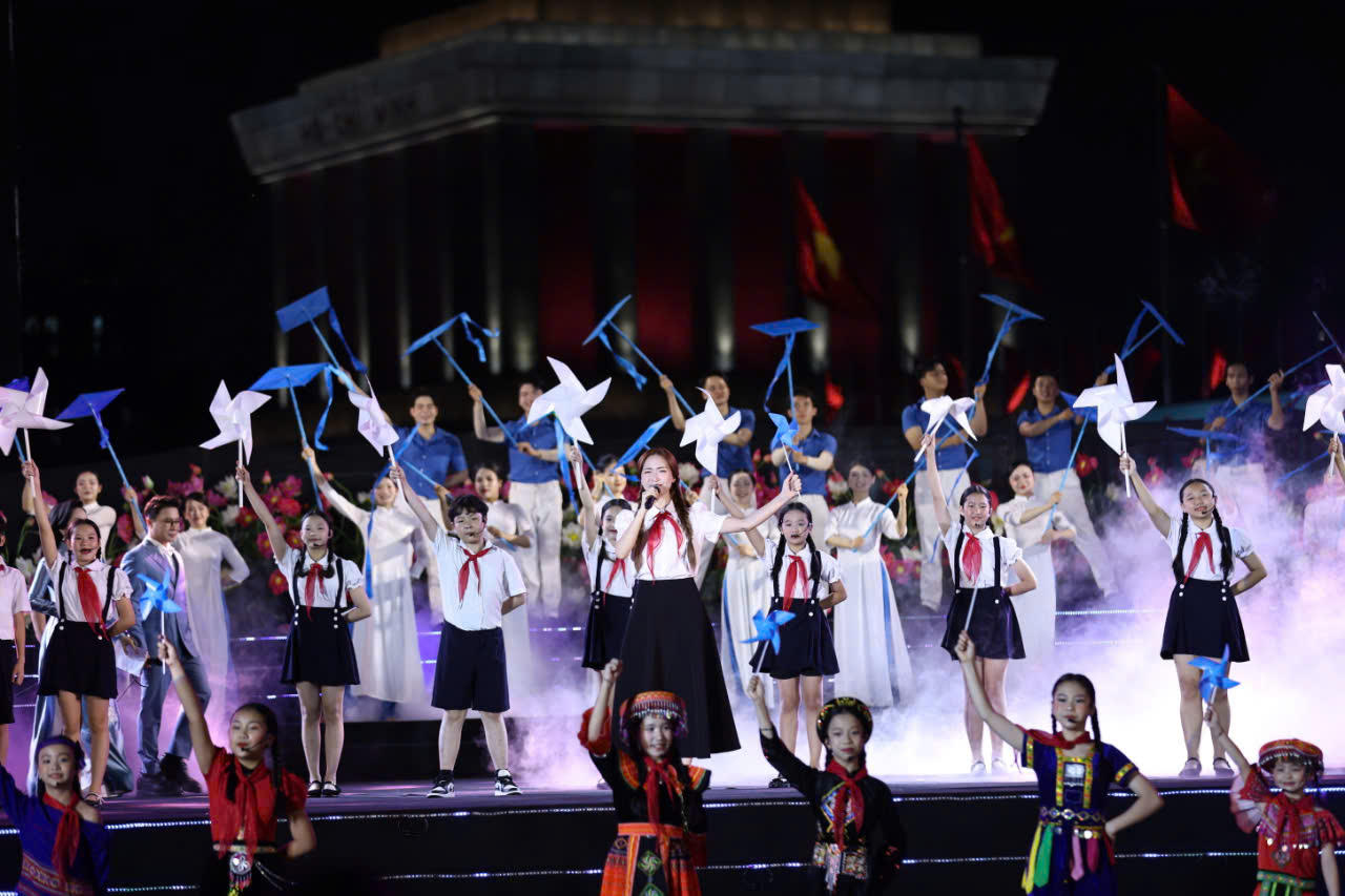 Dư âm sau lắng trong chương trình nghệ thuật đặc biệt "Người là Hồ Chí Minh"