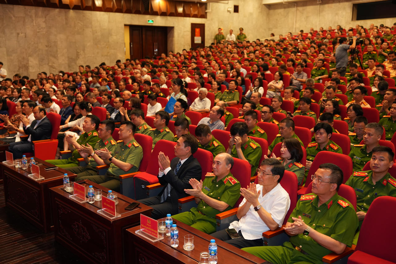 Vở kịch 'Ngược chiều bình an' tôn vinh những người hùng giữa đời thường