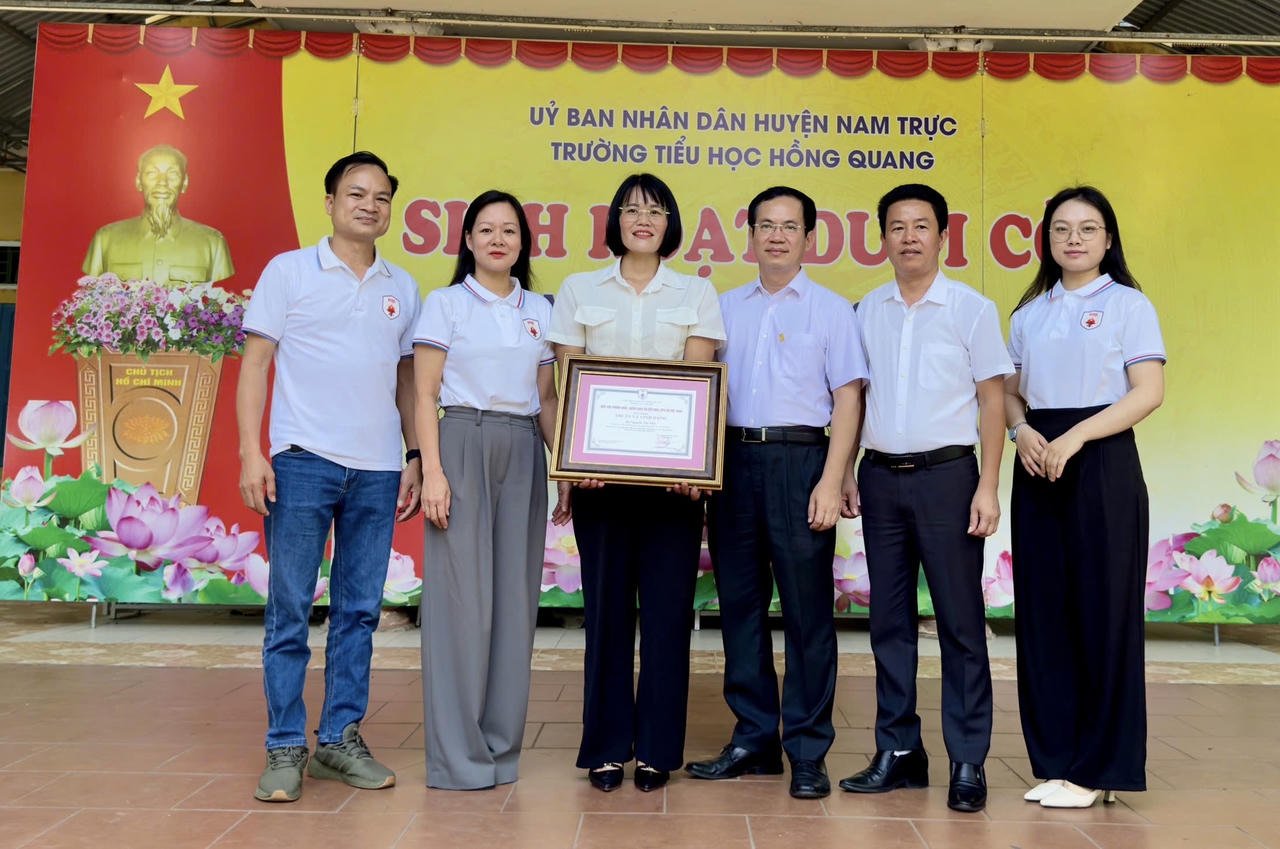 Hiệp hội PCCC &CNCH Việt Nam tri ân cô giáo dũng cảm cứu người giữa dòng sông