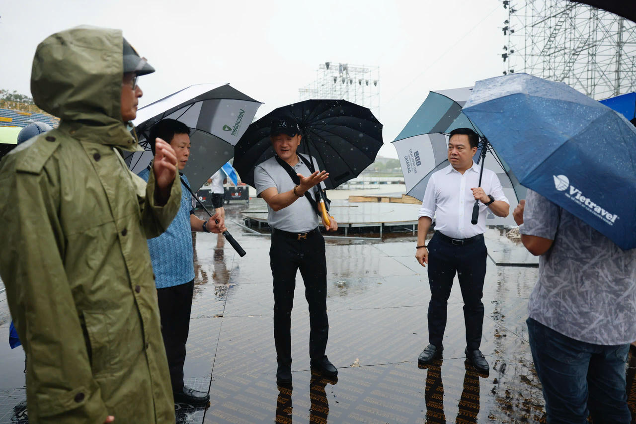 Mưa bão tại Huế, đêm chung kết Hoa hậu Việt Nam phải lùi thời gian