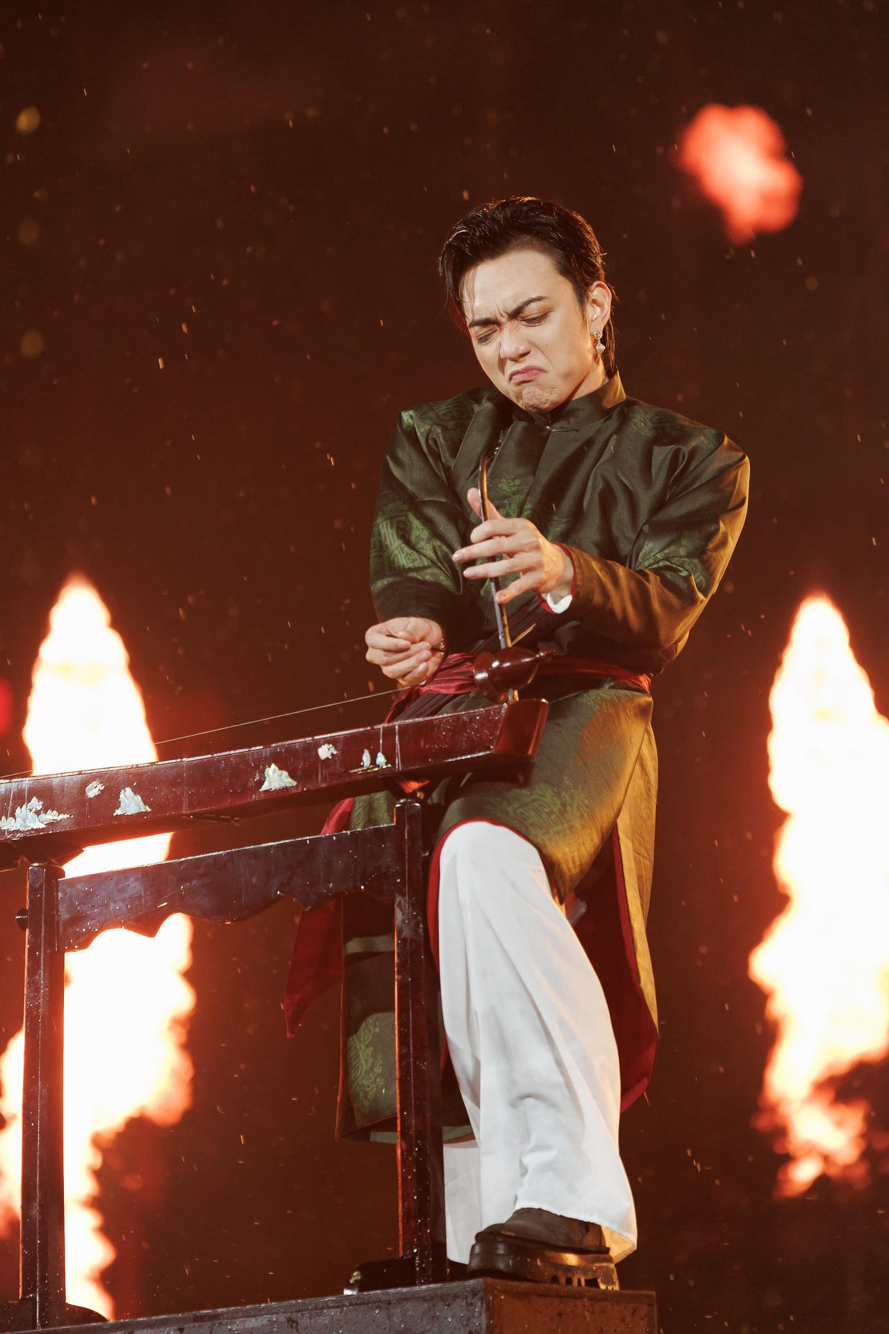 Các anh tài và khán giả “vượt ngàn chông gai” dưới trời mưa to và mất điện