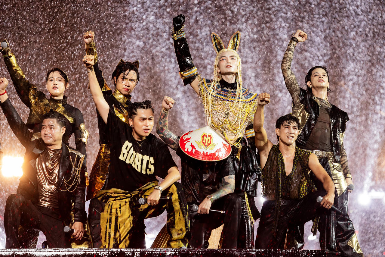 Các anh tài và khán giả “vượt ngàn chông gai” dưới trời mưa to và mất điện