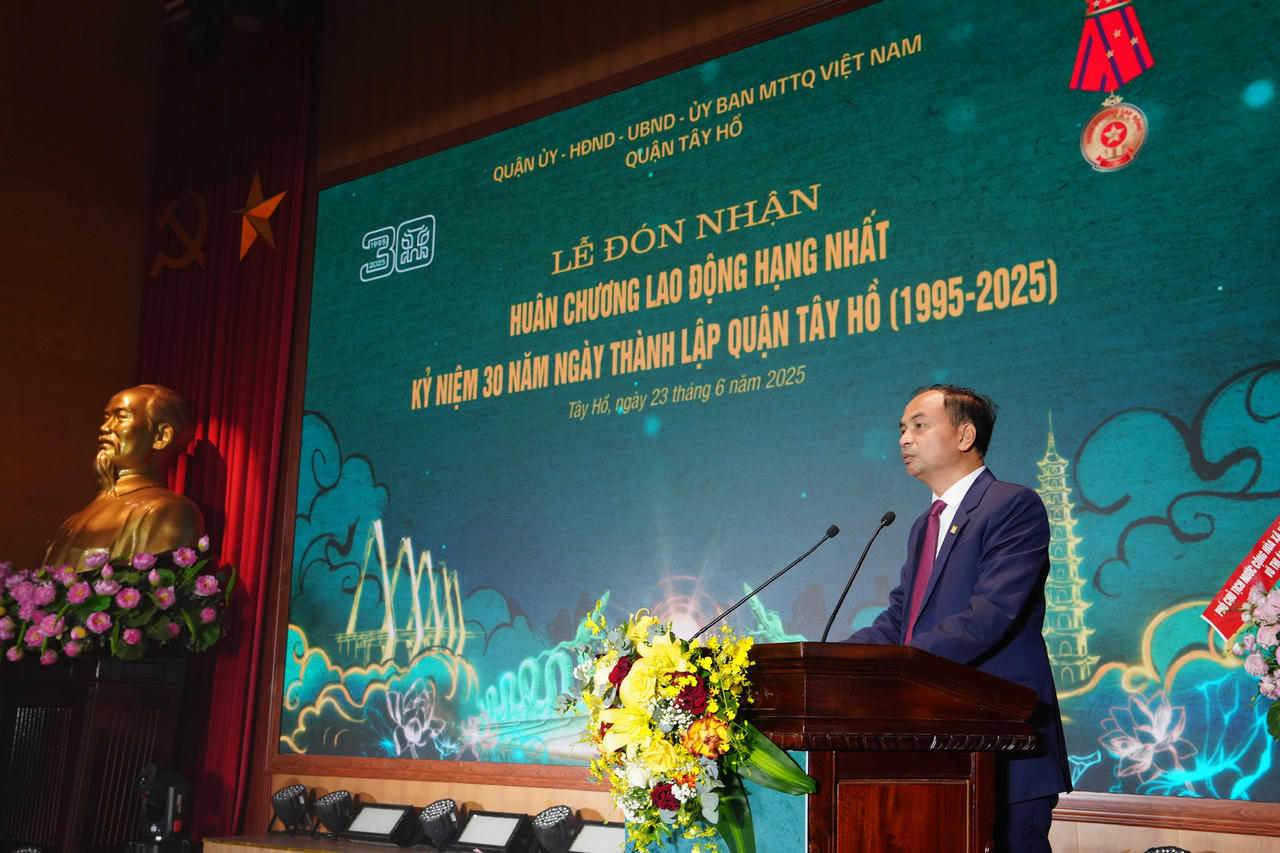 Quận Tây Hồ đón nhận Huân chương Lao động hạng Nhất