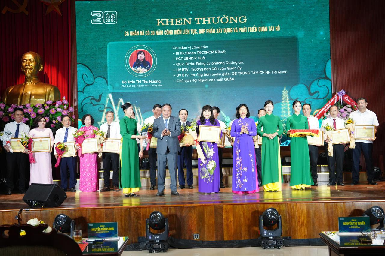 Quận Tây Hồ đón nhận Huân chương Lao động hạng Nhất