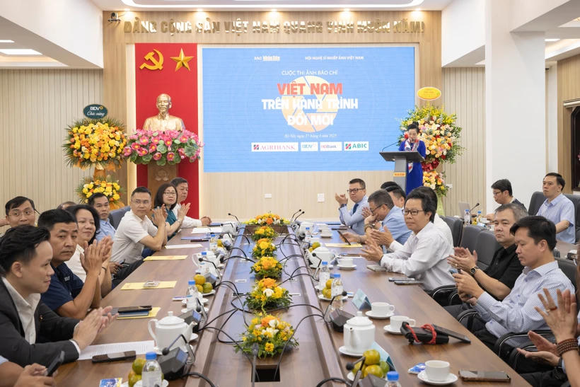 Phát động cuộc thi ảnh báo chí “Việt Nam trên hành trình đổi mới”