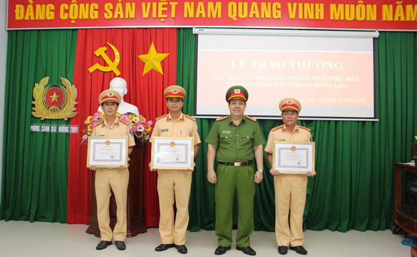 An Giang khen thưởng tập thể và cá nhân có thành tích xuất sắc trong công tác chống buôn lậu thuốc lá
