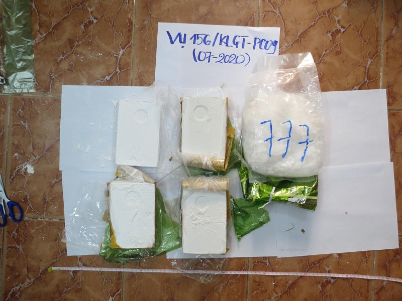 Truy tố đôi bạn vận chuyển 06 bánh heroin và 1kg ma túy đá qua biên giới