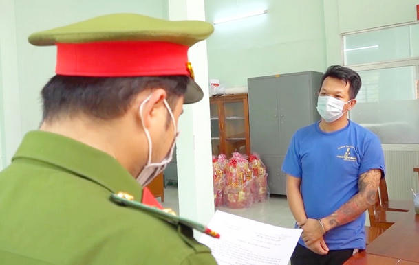 'Con bạc' chửi bới, giật phù hiệu, đánh Công an