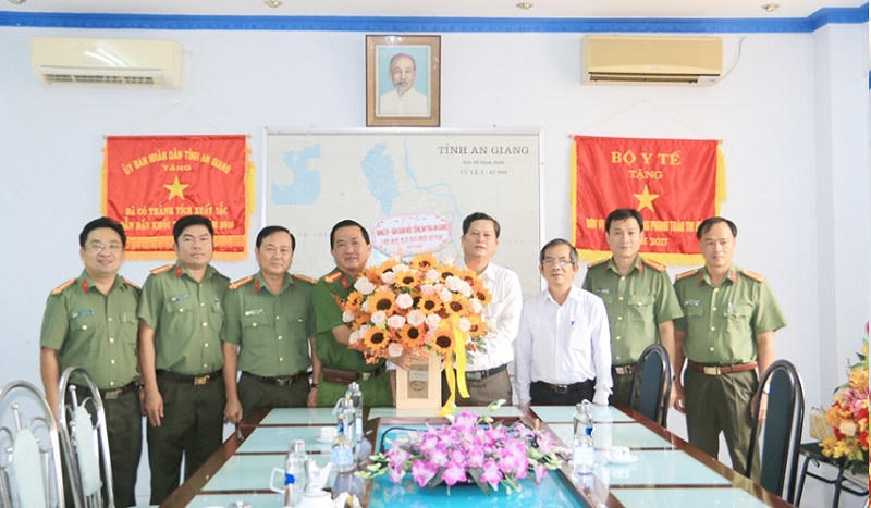 Phó Giám đốc Công an tỉnh An Giang thăm hỏi, chúc mừng cán bộ y tế nhân ngày thầy thuốc Việt Nam