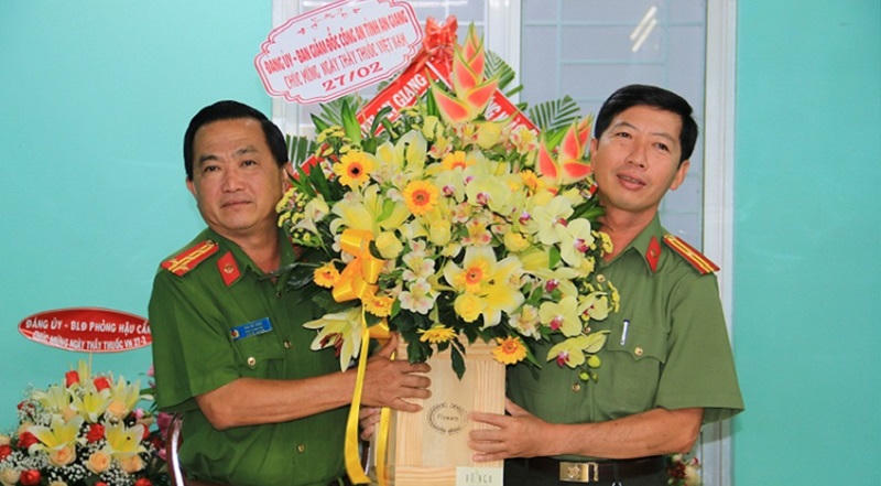 Phó Giám đốc Công an tỉnh An Giang thăm hỏi, chúc mừng cán bộ y tế nhân ngày thầy thuốc Việt Nam