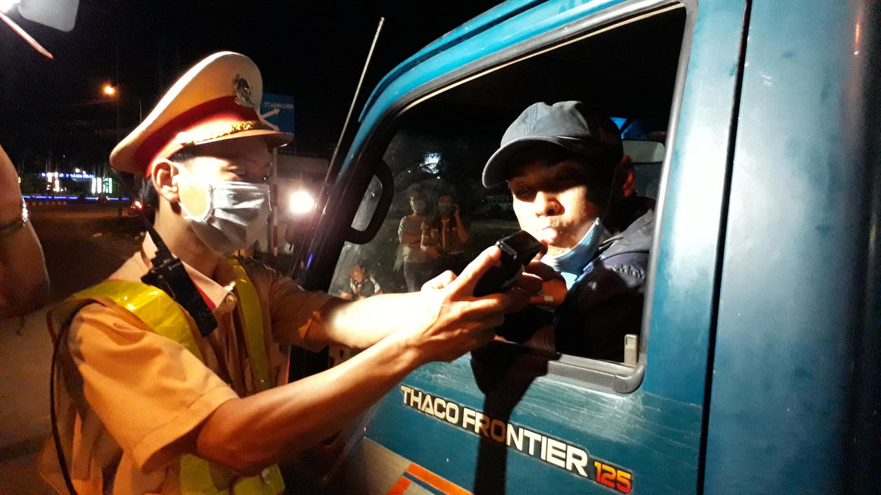 Vẫn có tài xế “vượt khung” về nồng độ cồn trong hơi thở