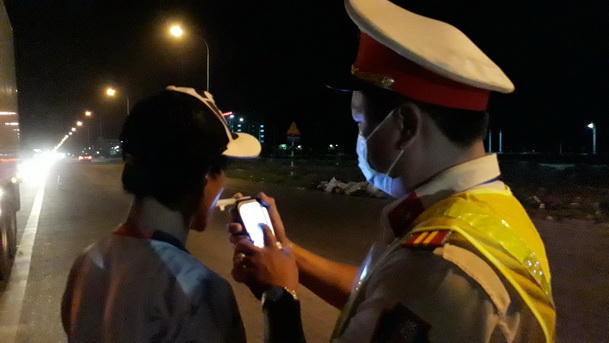 Vẫn có tài xế “vượt khung” về nồng độ cồn trong hơi thở