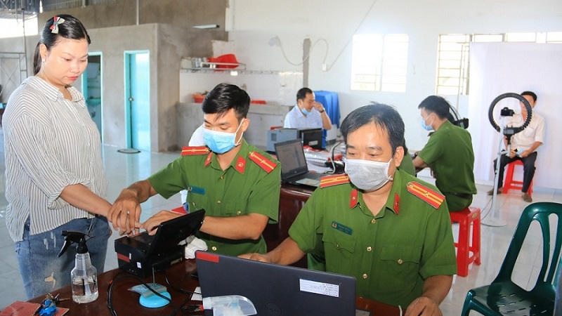 Người dân đồng lòng trong 'chiến dịch' cấp Căn cước công dân