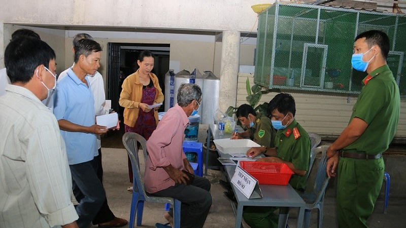 Người dân đồng lòng trong 'chiến dịch' cấp Căn cước công dân