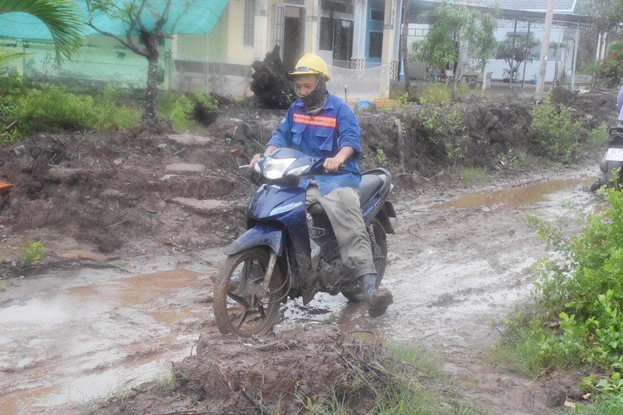  Người dân khổ vì đường thi công chậm như rùa