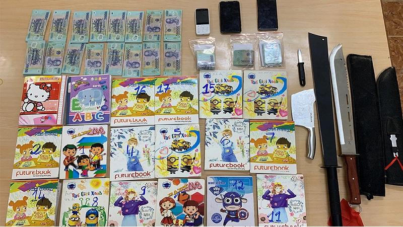 Bắt 2 đối tượng cho vay lãi nặng, thu nhiều hung khí nguy hiểm