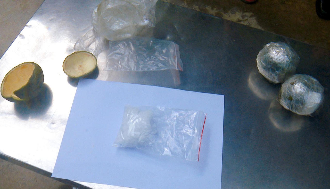 Giấu ma túy trong trái cây vận chuyển đi bán