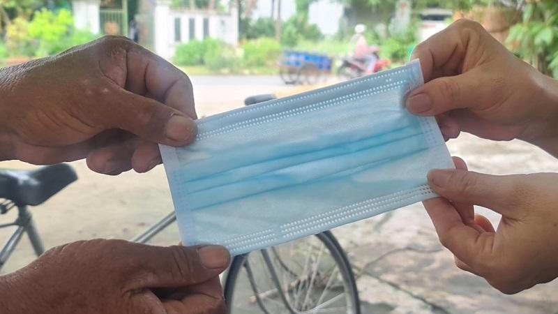 Giả cán bộ, nhân viên y tế phát khẩu trang miễn phí có tẩm thuốc mê để chiếm đoạt tài sản